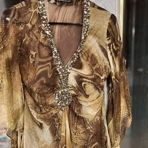 Brown pattern top with stonework at the front